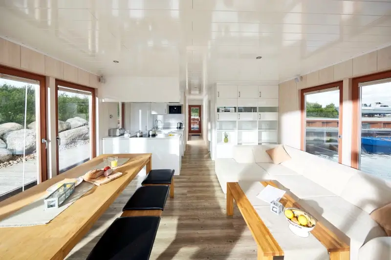 Hausboot-Innenansicht mit hohem Wohnkomfort
