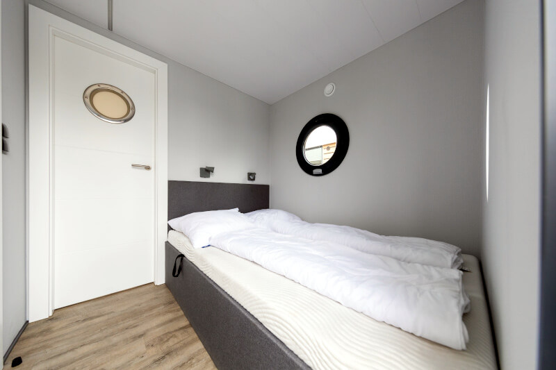 Hausboot LA MARE APART M – Schlafraum mit Doppelbett