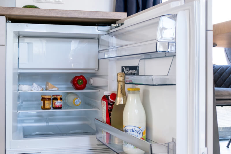 Hausboot TOM SAWYER – Küche mit Kühlschrank